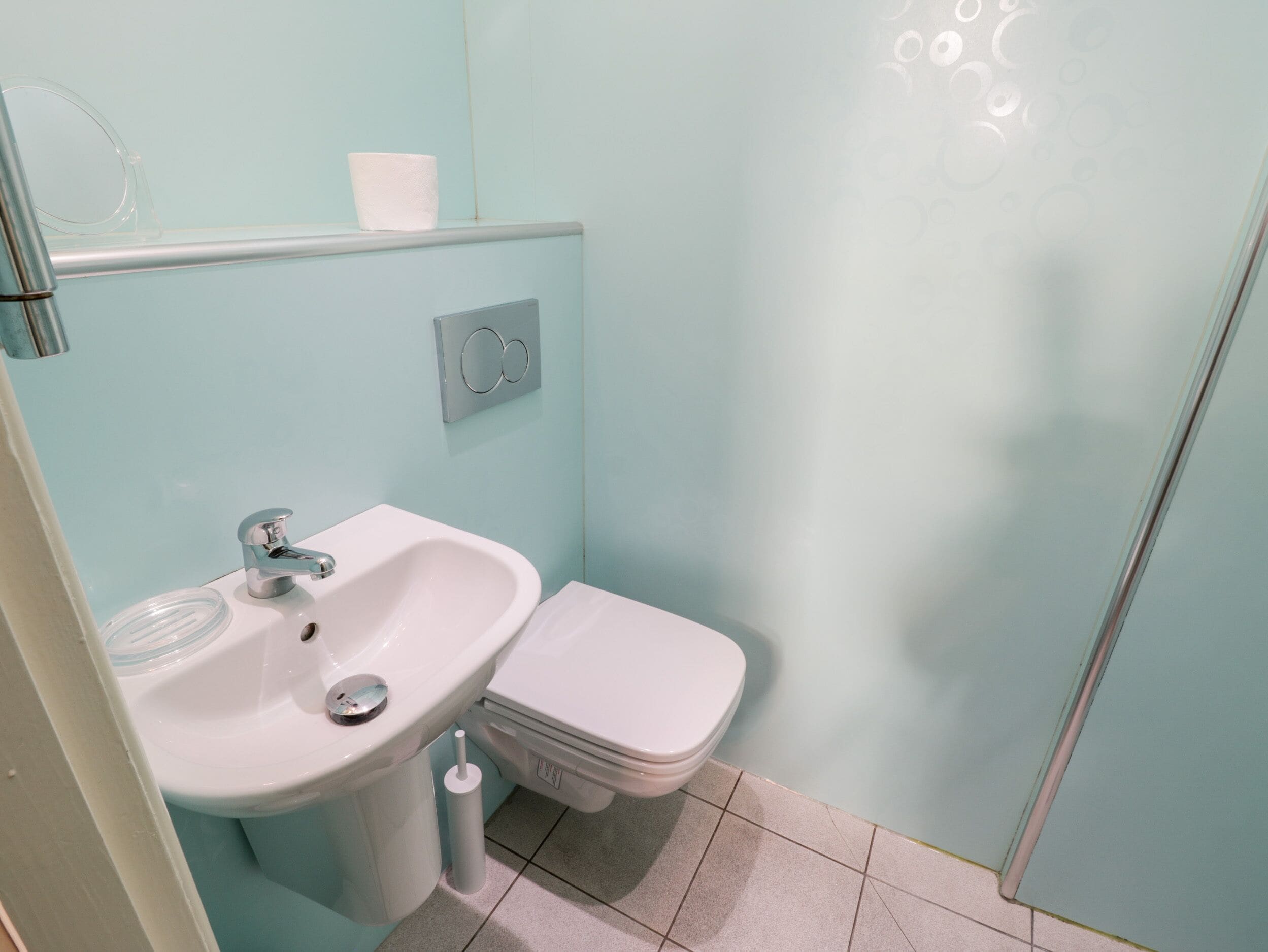 Un bagno piccolo con lavandino, WC e portasciuga.