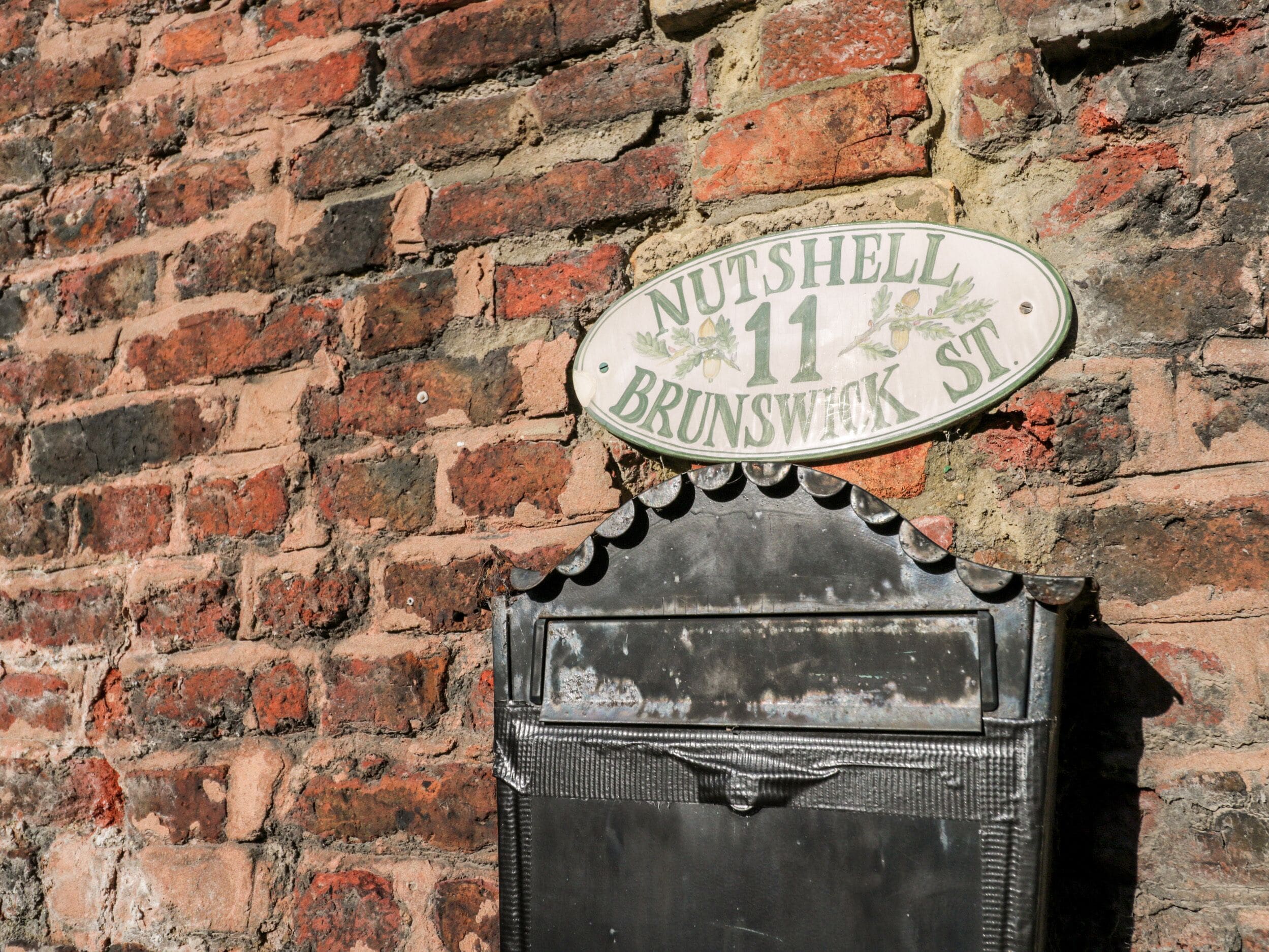 Straßenschild für Nutshell 11 Brunswick St.