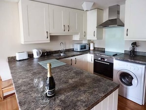 Ferienhaus | Eigene Küche | Kühlschrank, Mikrowelle, Herdplatte, Kochgeschirr/Geschirr/Besteck