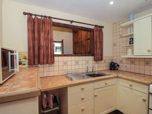 Réfrigérateur, micro-ondes, plaque de cuisson, chaise haute