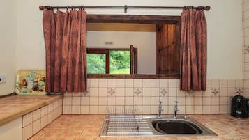 Kylskåp, mikrovågsugn, spishäll och barnstol