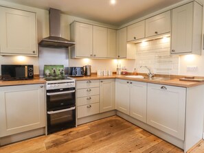 Fridge, microwave, stovetop, dishwasher - The Old Piggery (Keighley)