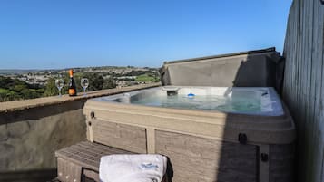 Cottage | Outdoor spa tub