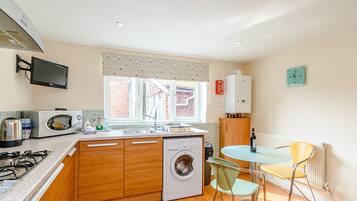 Cottage | Private kitchen | Toaster, cookware/dishes/utensils