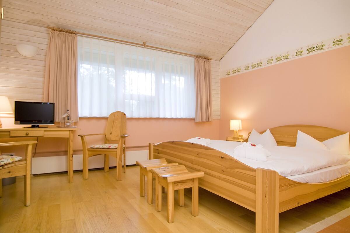 双人房 | 防过敏的被褥、客房内保险箱、折叠床/加床(额外收费)、免费 WiFi