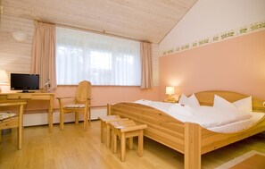Hypo-allergenic bedding, in-room safe, rollaway beds, free WiFi