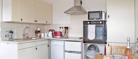 Cottage | Private kitchen | Dishwasher, cookware/dishes/utensils