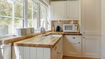 Casa de campo | Cocina privada | Microondas, placa de cocina y utensilios de cocina