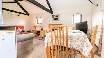 Cottage | Private kitchen | Fridge, microwave, stovetop, toaster