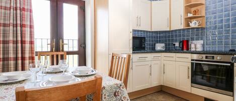 Cottage | Private kitchen | Fridge, microwave, stovetop, toaster