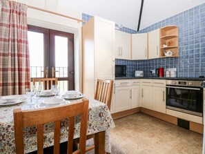 Cottage | Private kitchen | Fridge, microwave, stovetop, toaster