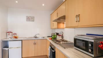 Cottage | Cucina privata | Frigorifero, microonde, piano cottura, seggiolone