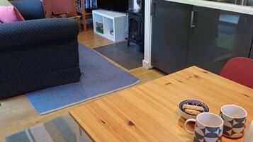 Mökki | Oleskelualue | Takka