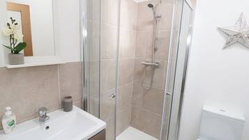 Cottage | Badkamer | Een douche