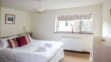 Cottage | 2 bedrooms, individually decorated, individually furnished, free WiFi