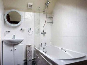 Cottage | Badkamer | Een douche