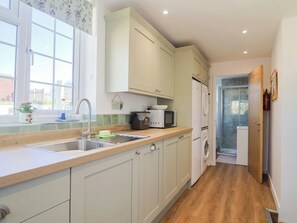 Cottage | Private kitchen | Fridge, microwave, stovetop, dishwasher - The Old Smithy (Bridport)