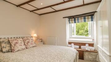 Cottage | 2 bedrooms, individually decorated, individually furnished, free WiFi