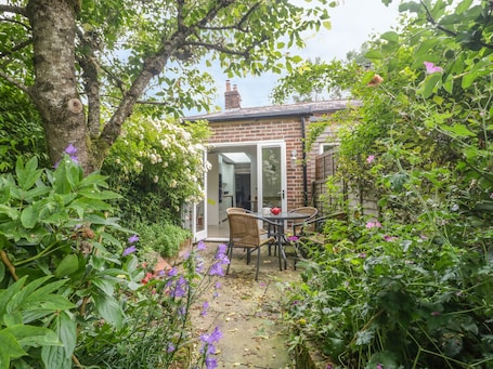 Cottage | Property grounds