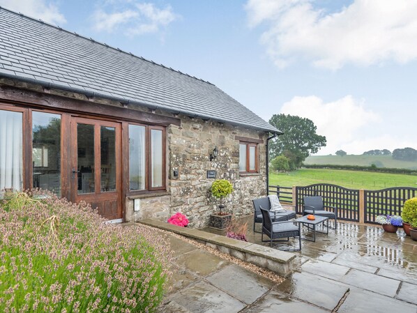Cottage | Property grounds - The Granary (Welshpool)