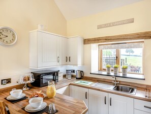 Cottage | Private kitchen | Fridge, microwave, stovetop, cookware/dishes/utensils - The Granary (Welshpool)