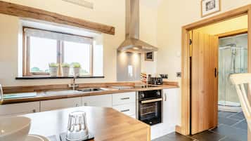 Refrigerador, microondas, placa de cocina, utensilios de cocina