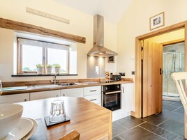 Refrigerador, microondas, placa de cocina, utensilios de cocina