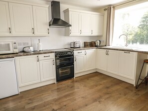 Cottage | Private kitchen | Fridge, microwave, stovetop, dishwasher - Marsh Cottage (South Molton)