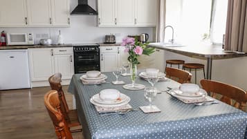 Cottage | Private kitchen | Fridge, microwave, stovetop, dishwasher