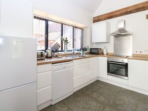 Refrigerador, microondas, placa de cocina, lavavajillas