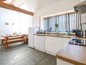 Casa de campo | Cozinha privada | Geladeira, micro-ondas, cooktop, lava-louças