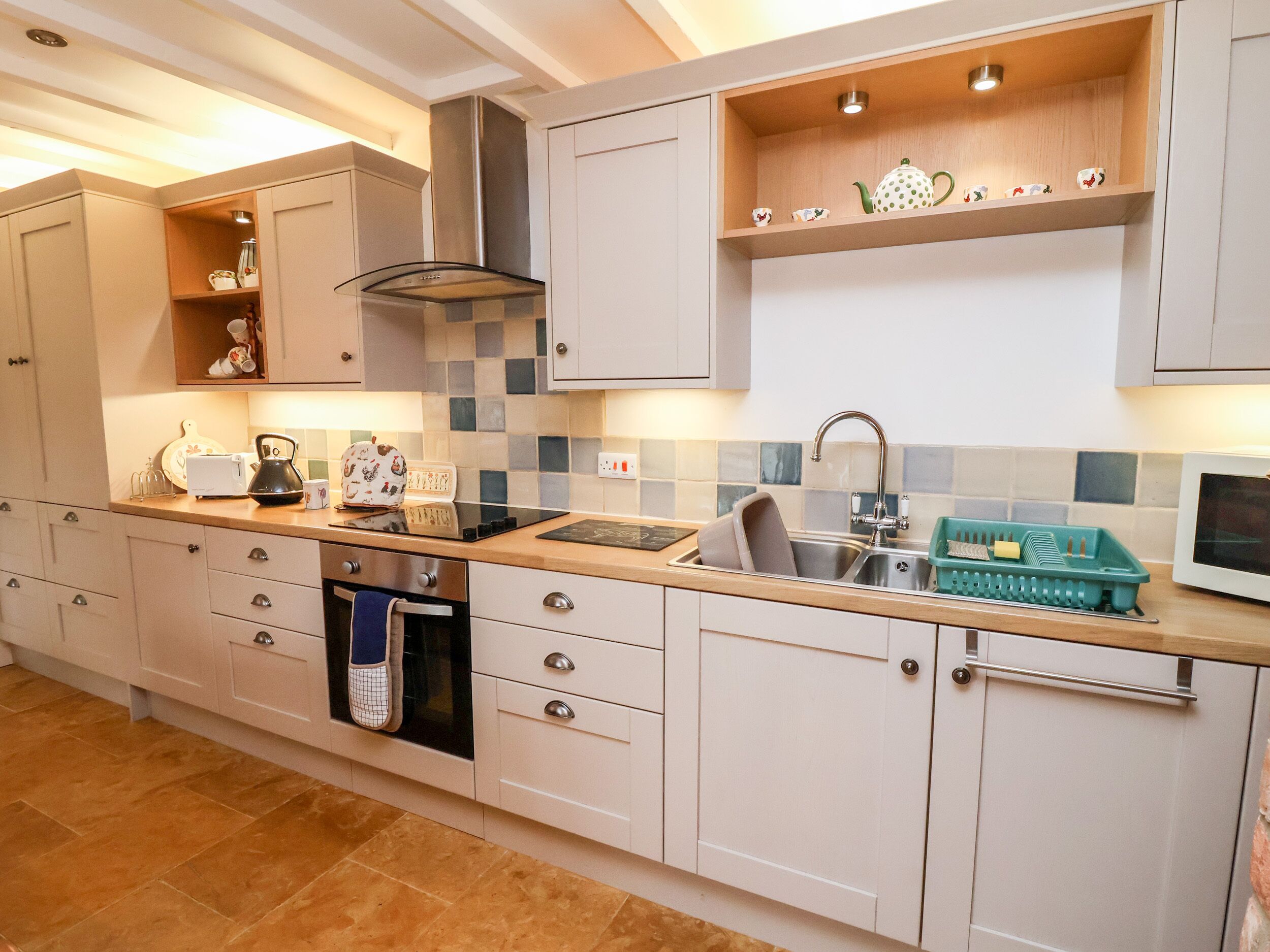 Microondas, placa de cocina, utensilios de cocina