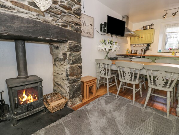 Cottage | Private kitchen | Microwave, stovetop, electric kettle, toaster