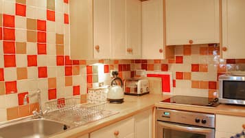 Cottage | Private kitchen | Fridge, cookware/dishes/utensils