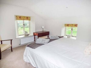 1 bedroom, individually decorated, individually furnished, bed sheets - Rose Cottage (Monmouth)