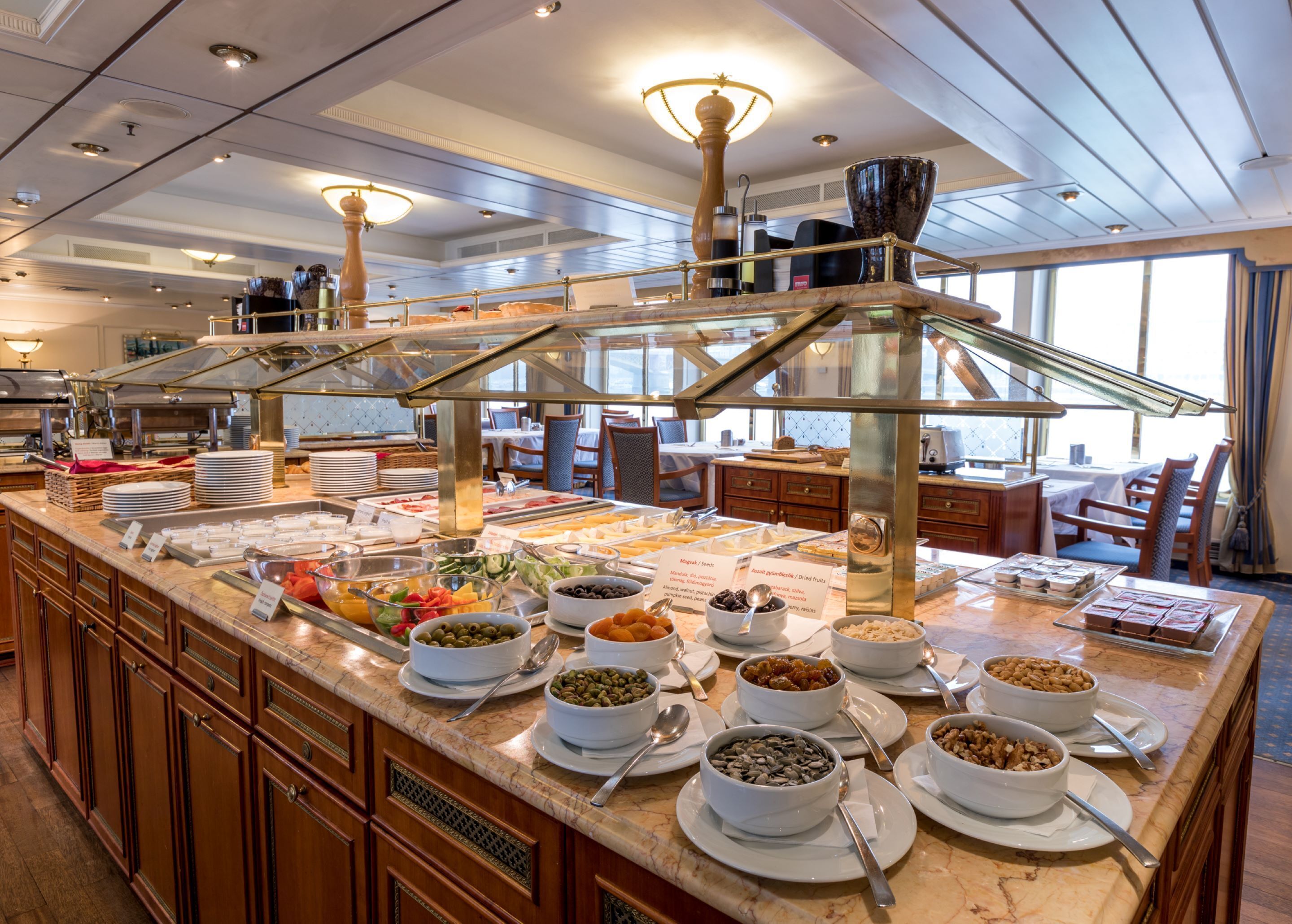 Petit déjeuner buffet (15 EUR par personne)