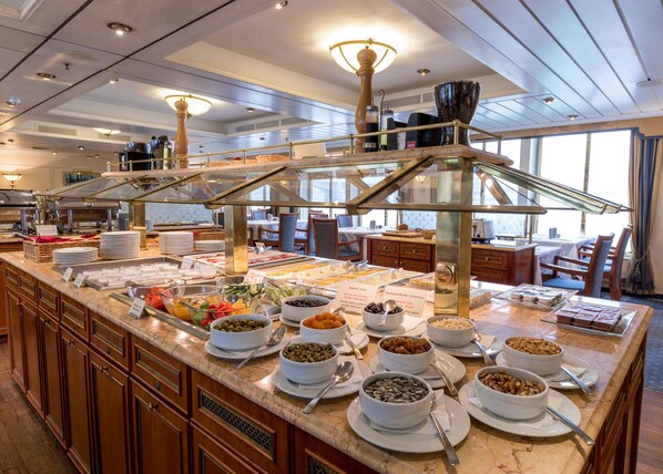 Petit déjeuner buffet (15 EUR par personne)