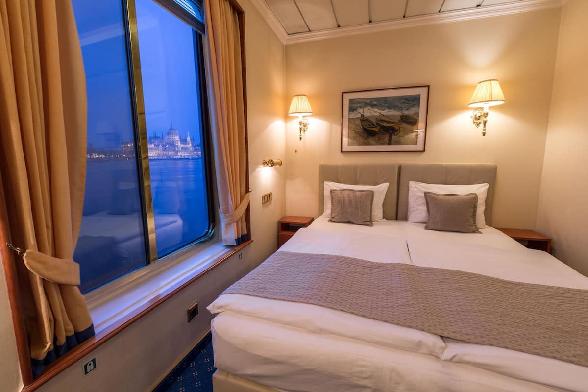 Deluxe Double Room, 1 Queen Bed, River View | Desk, free WiFi, bed sheets