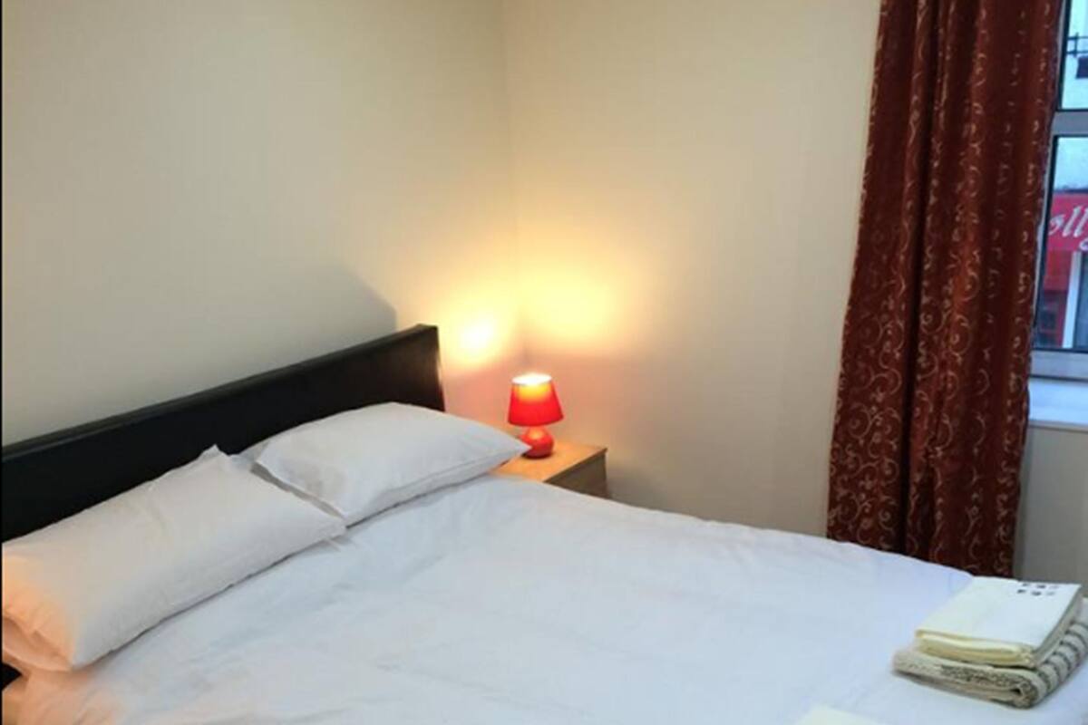 Budget Double Room | Soundproofing, WiFi (free), bed sheets