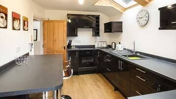 Cottage | 2 bedrooms, individually decorated, individually furnished, free WiFi