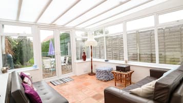 Cottage | Woonkamer | Televisie en een dvd-speler