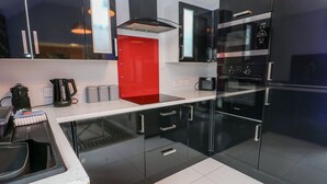 Cottage | Private kitchen | Microwave, stovetop, high chair, cookware/dishes/utensils - Smithy Cottage (Cemaes Bay)