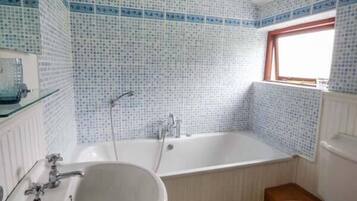 Cottage | Bathroom | Shower, hair dryer