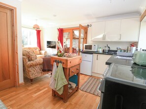 Cottage | Private kitchen | Fridge, dishwasher, electric kettle, toaster