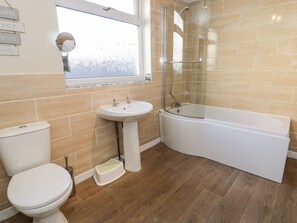 Cottage | Badkamer | Een haardroger