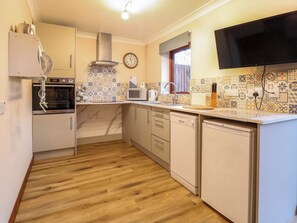 Cottage | Private kitchen | Fridge, stovetop, electric kettle, toaster - Kingfisher (Diss)