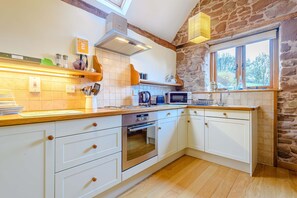 Cottage | Private kitchen | Fridge, microwave, stovetop, cookware/dishes/utensils - The Bothy (Ross-on-Wye)