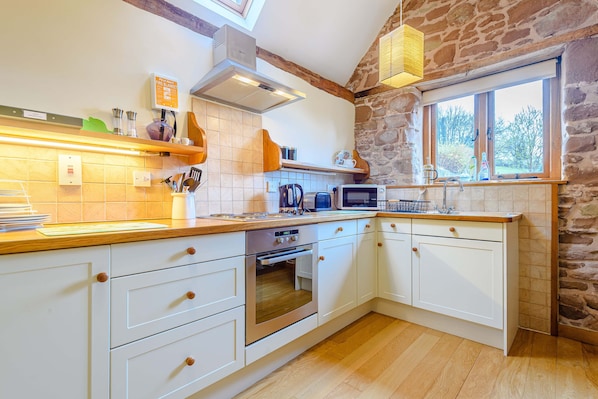 Cottage | Private kitchen | Fridge, microwave, stovetop, cookware/dishes/utensils