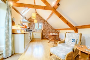 Cottage | Private kitchen | Fridge, microwave, stovetop, cookware/dishes/utensils