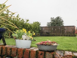 Cottage | Property grounds - Amari (Scarborough)